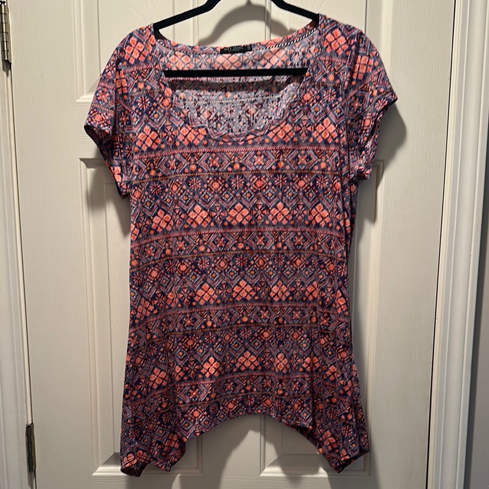 EUC Max Jeans blue, pink & white high low short sleeved knit top
